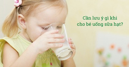 Những lưu ý khi cho trẻ uống sữa hạt óc chó