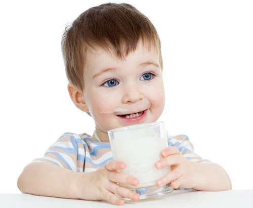 Trẻ bao nhiêu tuổi uống được sữa óc chó
